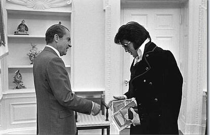 Nixon saluda a Elvis durante su reunión en 1970.