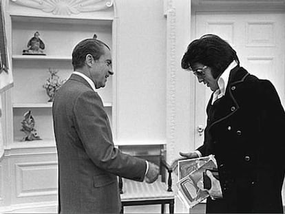 Nixon saluda a Elvis durante su reunión en 1970.