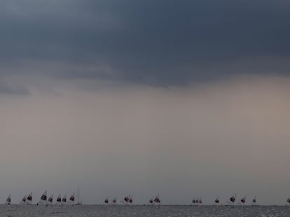 El cielo de Tokio, durante una de las pruebas de vela celebradas el lunes.