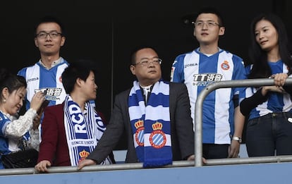 Chen Yansheng, al centre, a la llotja l&#039;estadi de Cornell&agrave;. 