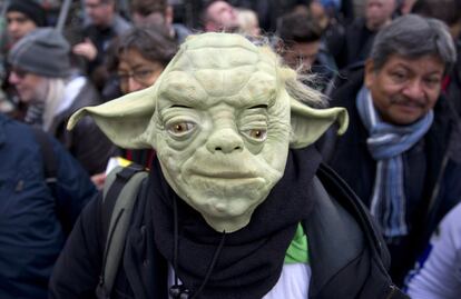 Una persona con una máscara Yoda posa durante el estreno europeo en Londres.