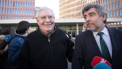 Montull surt dels jutjats amb el seu advocat Jordi Pina.