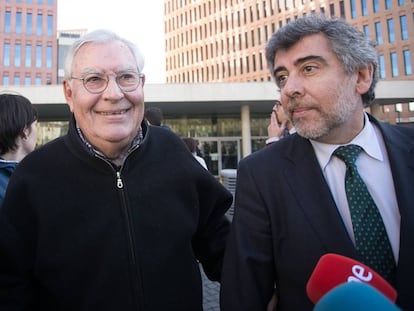 Montull surt dels jutjats amb el seu advocat Jordi Pina.