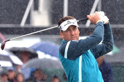 Ian Poulter, entrenándose en el hoyo 4.