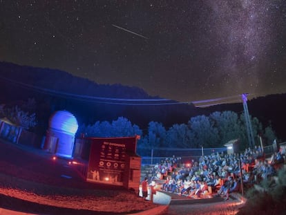 Visitantes del Observatorio Astronómico de Albanyà, el centro con el cielo más oscuro de toda Europa, durante las perseidas percibidas en la noche del 12 al 13 de agosto.