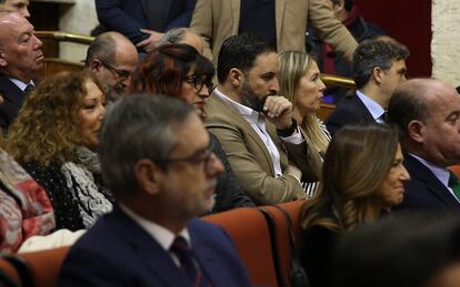 El líder de Vox, Santiago Abascal, sigue el debate de investidura en el Parlamento de Andalucía.