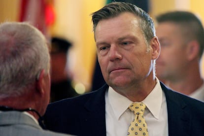 El fiscal general de Kansas, Kris Kobach durante una ceremonia  en la legislatura estatal, en Topeka, Kansas. El viernes 3 de mayo de 2024.