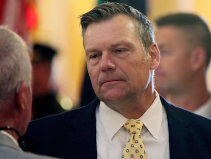 El fiscal general de Kansas, Kris Kobach durante una ceremonia en la legislatura estatal, en Topeka, Kansas. El viernes 3 de mayo de 2024.