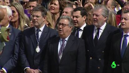 Rafael Catalán, Juan Ignacio Zoido e Íñigo Méndez de Vigo entonan 'Soy el novio de la muerte' durante la procesión de la Legión.