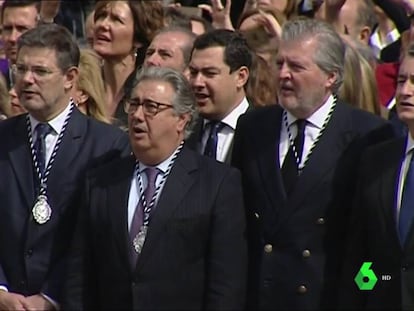 Rafael Catalán, Juan Ignacio Zoido e Íñigo Méndez de Vigo entonan 'Soy el novio de la muerte' durante la procesión de la Legión.