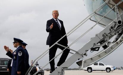 Trump, el domingo al subir al avión presidencial