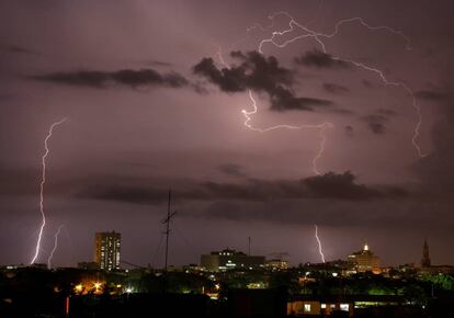 Relámpagos durante una tormenta eléctrica sobre La Habana, Cuba.
