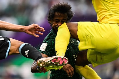 El portero saudí, Mohammed Al-Owais, golpea a su compañero de equipo, Yasser Al-Shahrani, durante un lance del juego. 