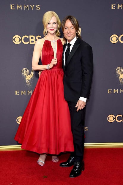 Nicole Kidman, que se hizo con el Emmy por Big Little Lies, con vestido rojo de Calvin Klein by Appointment y acompañada por su marido, Keith Urban.