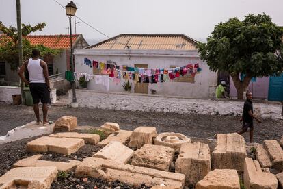 Restos de piedras de las ruinas de la catedral. La ciudad se fundó y se desarrolló gracias al comercio de esclavos provenientes de Guinea Bissau y Sierra Leona, principalmente. La actividad económica hoy se concentra en la capital de la isla, Praia. Los habitantes de Cidade Velha se dedican mayormente a la pesca y a la agricultura, con la expectativa de que una incipiente actividad turística pueda contribuir a su precaria economía. 