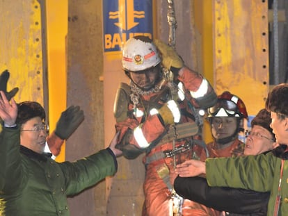 Un equipo rescata a uno de los trabajadores atrapados en la una mina de Pingyi. 