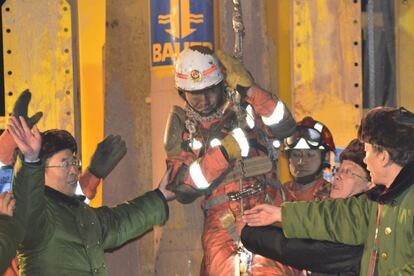 Un equipo rescata a uno de los trabajadores atrapados en la una mina de Pingyi.