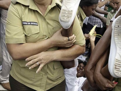 Miembros de las Damas de Blanco son arrestadas por la Polic&iacute;a tras una marcha en La Habana (Cuba).