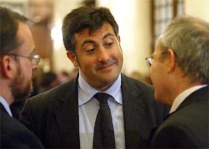 El portavoz de ERC, Joan Puigcercós, charla con el futuro ministro José Montilla en el Congreso.