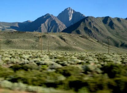 Paisaje a la carrera en la Highway 395, entre Lee Vining y Bishop, California