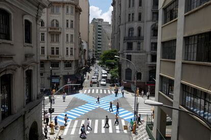 Cruzamento das ruas Riachuelo e Cristóvão Colombo, no centro, que recebeu no final do ano passado a primeira faixa de pedestres em "X" para facilitar a travessia.