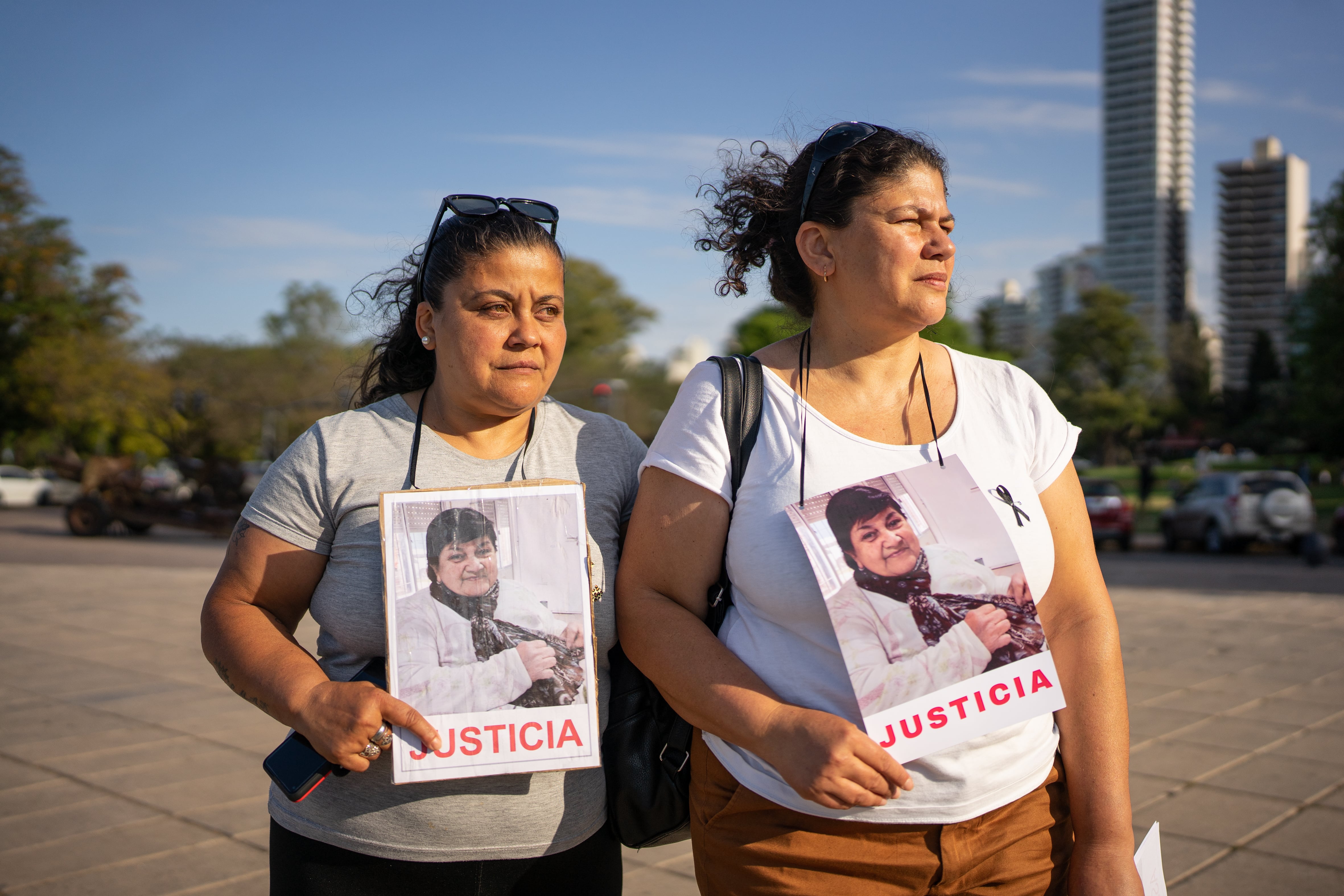 Gisela y Verónica Amin sostienen la foto de su madre Elia, una de las víctimas fatales.
