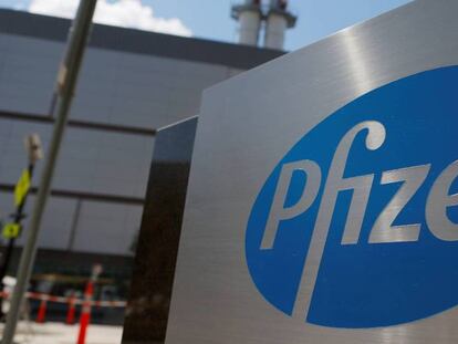 Logo de Pfizer en sus instalaciones, en una imagen de archivo.
