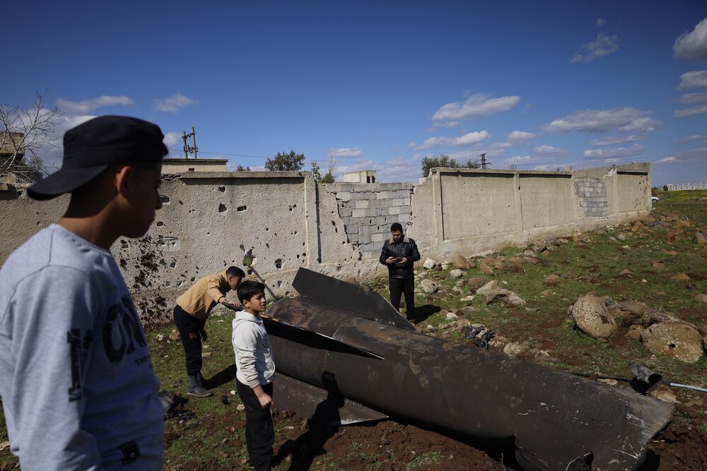 QUNEITRA, SÍRIA - 28 DE FEVEREIRO: Vista dos destroços de um míssil destruído por Israel no espaço aéreo sírio, após cair sobre a vila de El Hiyran, na zona rural ao sul de Quneitra, Síria, em 28 de fevereiro de 2026. (Foto de Enver Asfur/Anadolu via Getty Images)