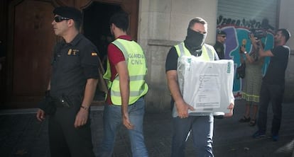 Investigators search the headquarters of the CDC’s CatDem foundation in Barcelona in August.