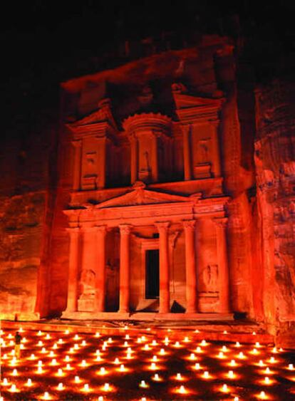 La fachada del Tesoro en Petra iluminada por centenares de velas