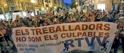 Una manifestaci&oacute;n de los trabajadores de RTVV contra los despidos del sector p&uacute;blico de la Generalitat. 