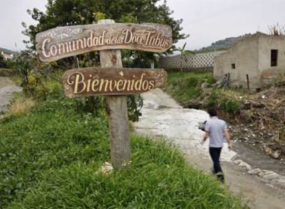 Cartel de bienvenida de Las Doce Tribus en Nerja (Málaga).