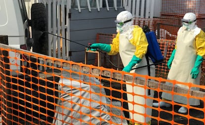 Trabajadores sanitarios desinfectan una ambulancia en el centro de salud de Goma.