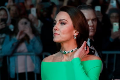 Además del vestido de alquiler, otro detalle significativo que llevó Kate Middleton fue la gargantilla de esmeraldas estilo 'art déco' que perteneció inicialmente a la reina María, abuela de Isabel II, y que esta decidió obsequiar a Lady Di como regalo de bodas en 1983. Diana de Gales no solo la lució como collar, también le dio uso como accesorio en la frente.
