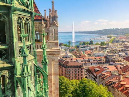 Vistas de Ginebra y el lago Leman desde lo alto de la catedral de la cuidad suiza.