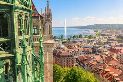 Vistas de Ginebra y el lago Leman desde lo alto de la catedral de la cuidad suiza.