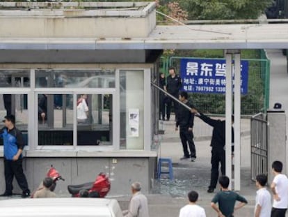 Trabajadores rompen cristales en la entrada de la empresa Foxconn en Taiyuan (China)