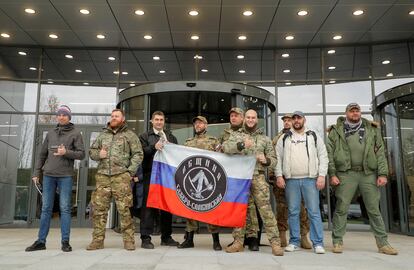 Visitantes del Wagner Center, proyecto del fundador del grupo de mercenarios, Yevgeni Prigozhin, en San Petersburgo, el 4 de noviembre.