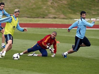 Javi Mart&iacute;nez, Fernando Torres, Victor Vald&eacute;s, y Ra&uacute;l Albiol, durante el entrenamiento.