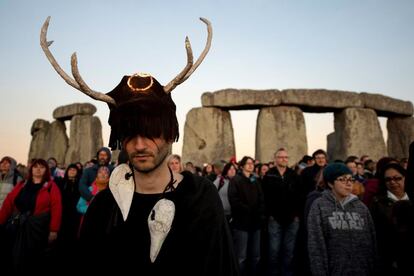 Una multitud se congrega en Stonehenge para celebrar el solsticio de verano, en Salisbury (Reino Unido).