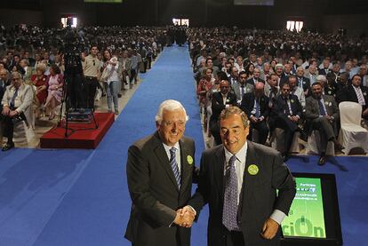 Santiago Herrero, a la izquierda, y Juan Rosell, en la convención de la Confederación de Empresarios de Andalucía, en Sevilla.