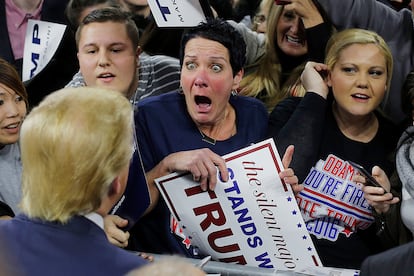 Una seguidora del republicano Donal Trump, muestra su sorpresa cuando el candidato se acerca a saludar a sus votantes en un mitin en Lowell, Massachusetts (EE UU), el 4 de enero de 2016.