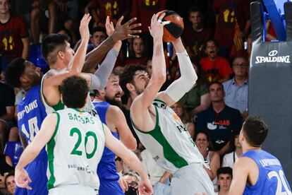 El pivot croata del Joventut de Badalona Ante Tomic coge un rebote durante el segundo partido de la serie semifinal de la Liga Endesa disputado en el Palau Blaugrana entre Barcelona y el Joventut.