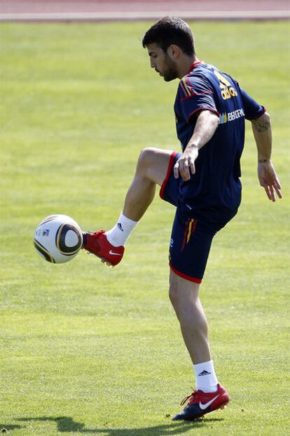 Cesc controla el balón durante el entrenamiento de esta amañana en Las Rozas.