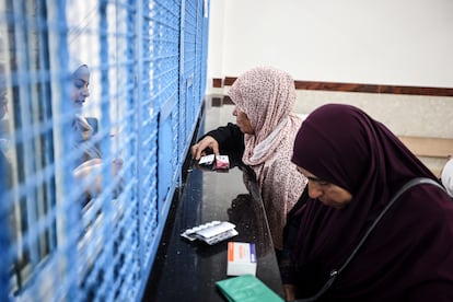 Una mujer palestina recibe medicamentos en la clínica gestionada por la UNRWA en el campo de refugiados de al-Shati, al oeste de la ciudad de Gaza, en abril de 2025.