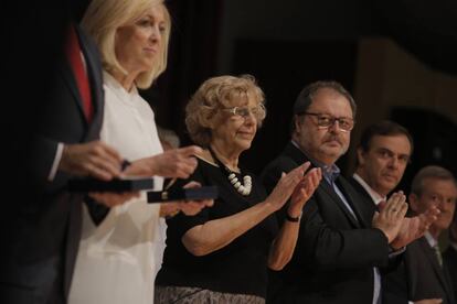 Manuela Carmena, en el centro, junto al concejal de Seguridad, Javier Barbero, el d&iacute;a de la Polic&iacute;a Municipal, el pasado 24 de junio. 