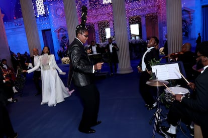 El jugador de baloncesto Jonquel Q Jones, que destacó en la alfombra roja —que en realidad era azul— por su extravagante peinado, lo dio todo en la fiesta de la gala del Met.