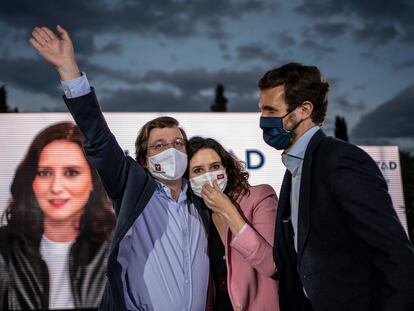 El alcalde de Madrid, José Luis Martínez-Almeida, se abraza a la presidenta de la Comunidad, Isabel Díaz Ayuso, junto a Pablo Casado, en el acto de cierre de campaña de las elecciones autonómicas de mayo de 2021.