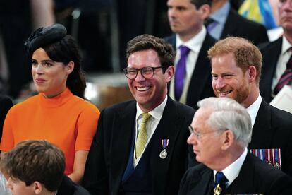 Eugenia de York, Jack Brooksbank y Enrique de Inglaterra charlan durante el servicio religioso celebrado en la catedral de San Pablo, en Londres, con motivo del 70º aniversario de la coronación de Isabel II.