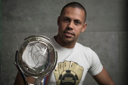 Ferrão posa con la Copa de Europa, en el vetuario.